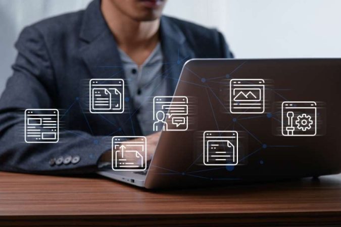 Un professionnel en veste travaille sur un ordinateur portable entouré d'icônes connectées représentant un générateur de prompts IA alternatif pour divers modules.