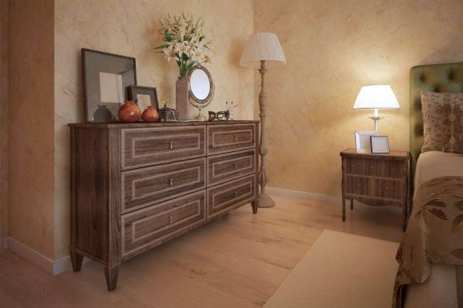 Un élégant meuble en chêne orne une chambre à coucher chaleureuse et lumineuse.